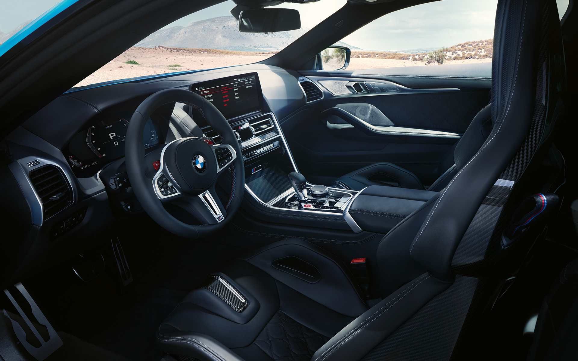 Карбоновые сиденья M, кожаное рулевое колесо M автомобиля BMW M8 Competition Coupé F92 LCI (рестайлинг 2022 года) BMW M8 Competition Coupé F92 LCI (рестайлинг 2022 года) кокпит, салон, кожаное рулевое колесо M, карбоновые сиденья M