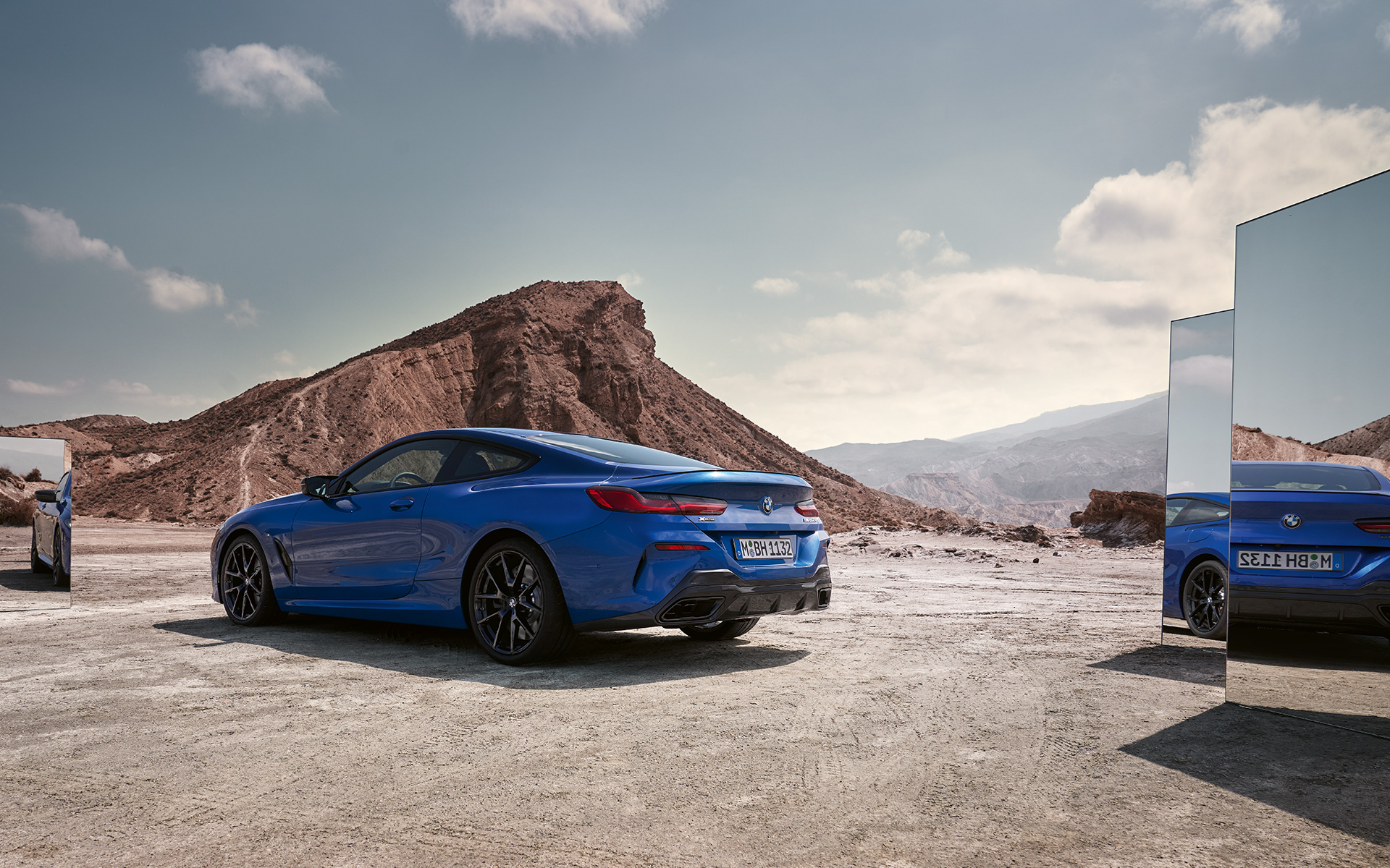BMW M850i xDrive Coupé G15 LCI (рестайлинг 2022 года), вид сзади в статике BMW M850i xDrive Coupé G15 LCI (рестайлинг 2022 года) M Синий Портимау металлик, вид сзади в статике с зеркалами