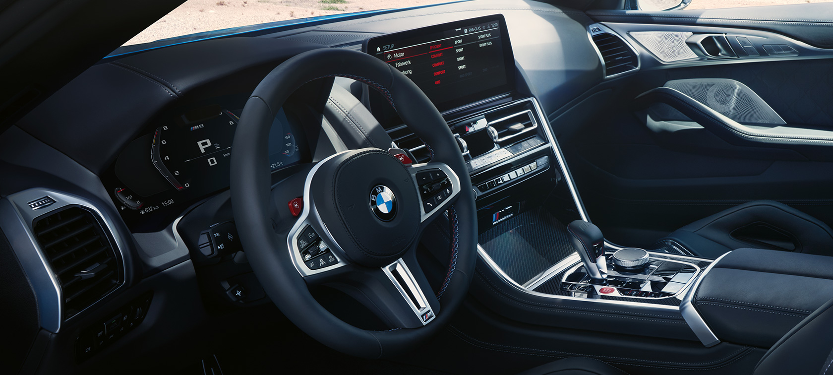 Кожаное рулевое колесо М автомобиля BMW M8 Competition Coupé F92 LCI (рестайлинг 2022 года), кокпит BMW M8 Competition Coupé F92 LCI (рестайлинг 2022 года), кокпит, центральный дисплей, кожаное рулевое колесо M