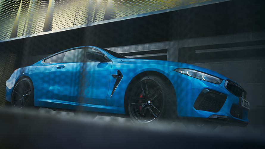BMW M8 Competition Coupé F92 LCI (рестайлинг 2022 года), BMW Individual Синий Дейтона-Бич неметаллик, вид сбоку с поворотом в три четверти, снимок снизу\ BMW M8 Competition Coupé F92 LCI (рестайлинг 2022 года), BMW Individual Синий Дейтона-Бич неметаллик, вид сбоку с поворотом в три четверти, снимок снизу