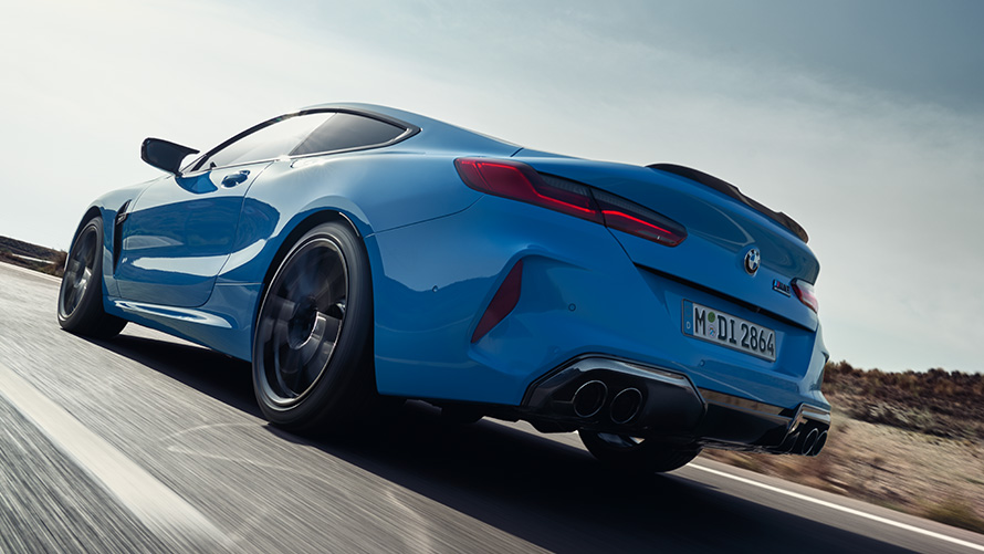 BMW M8 Competition Coupé F92 LCI (рестайлинг 2022 года) Синий Дейтона-Бич, вид сзади с поворотом в три четверти