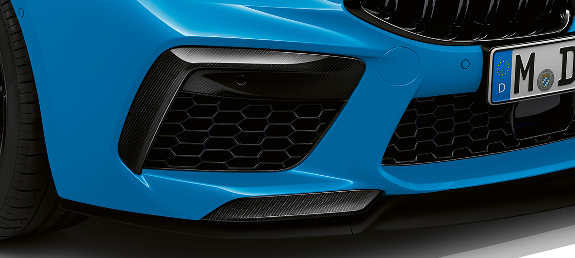 Карбоновые элементы на боковых воздухозаборниках BMW M8 Competition Coupé F92 LCI (рестайлинг 2022 года), вид спереди с поворотом в три четверти BMW M8 Competition Coupé F92 LCI (рестайлинг 2022 года), Синий Дейтона-Бич, вид спереди с поворотом в три четверти, карбоновые элементы на боковых воздухозаборниках