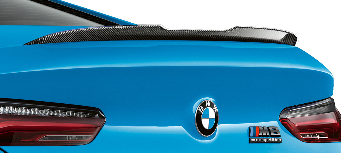 Карбоновый задний спойлер BMW M8 Competition Coupé F92 LCI (рестайлинг 2022 года), Синий Дейтона-Бич BMW M8 Competition Coupé F92 LCI (рестайлинг 2022 года), Синий Дейтона-Бич, карбоновый пакет отделки экстерьера M, карбоновый задний спойлер крупным планом