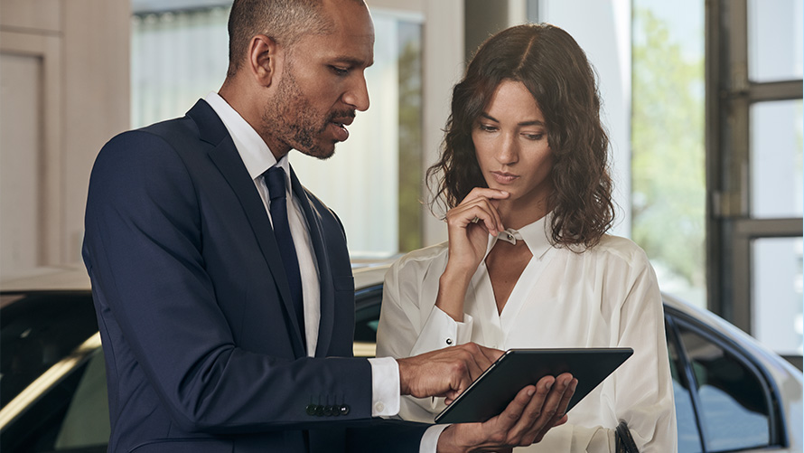 Сервис BMW, сотрудник консультирует клиента