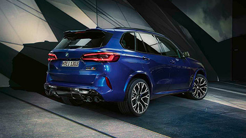 BMW X5 M F95 вид сзади в три четверти, в статике BMW M Серии BMW X5 M F95 вид сзади в три четверти, в статике