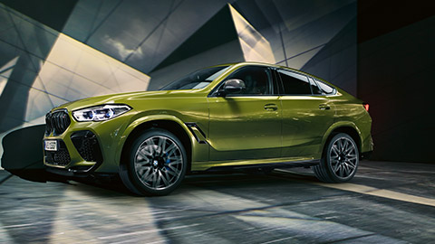 BMW X6 M F96 вид сбоку в три четверти, в статике BMW M Серии BMW X6 M F96 вид сбоку в три четверти, в статике