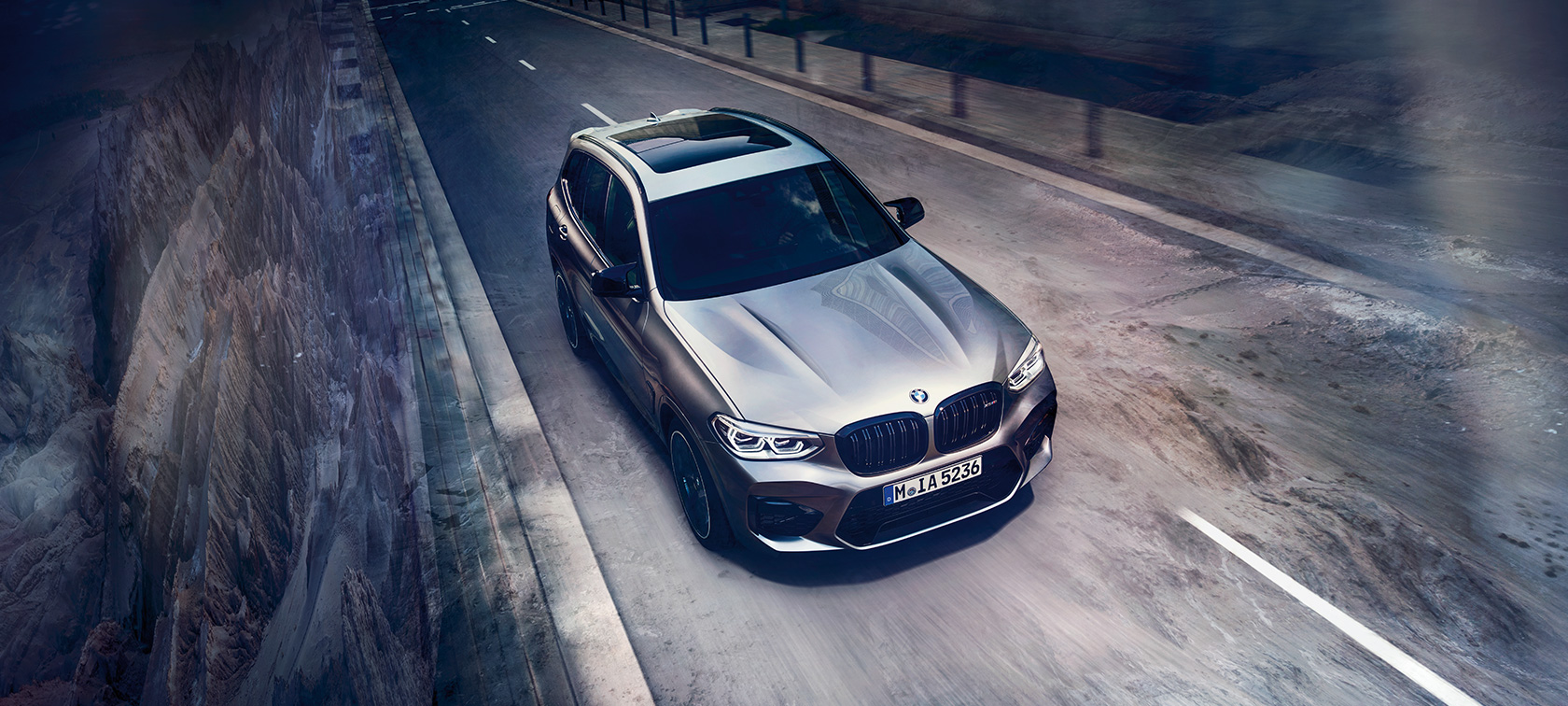 BMW X3 M Competition, с высоты птичьего полета. BMW X3 M Competition в Donington Grey металлик, экстерьер, с высоты птичьего полета спереди.