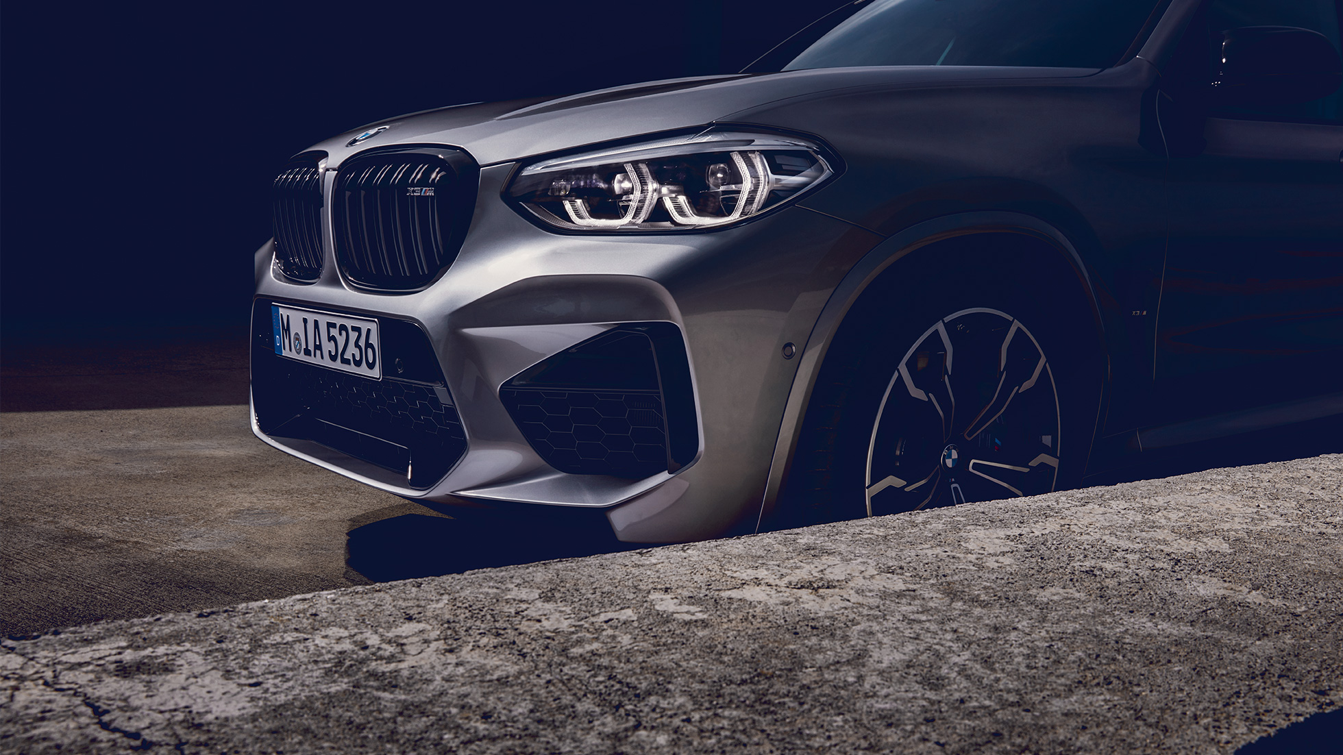 BMW X3 M Competition, боковой вид спереди. BMW X3 M Competition в Donington Grey металлик, экстерьер, боковой вид спереди.