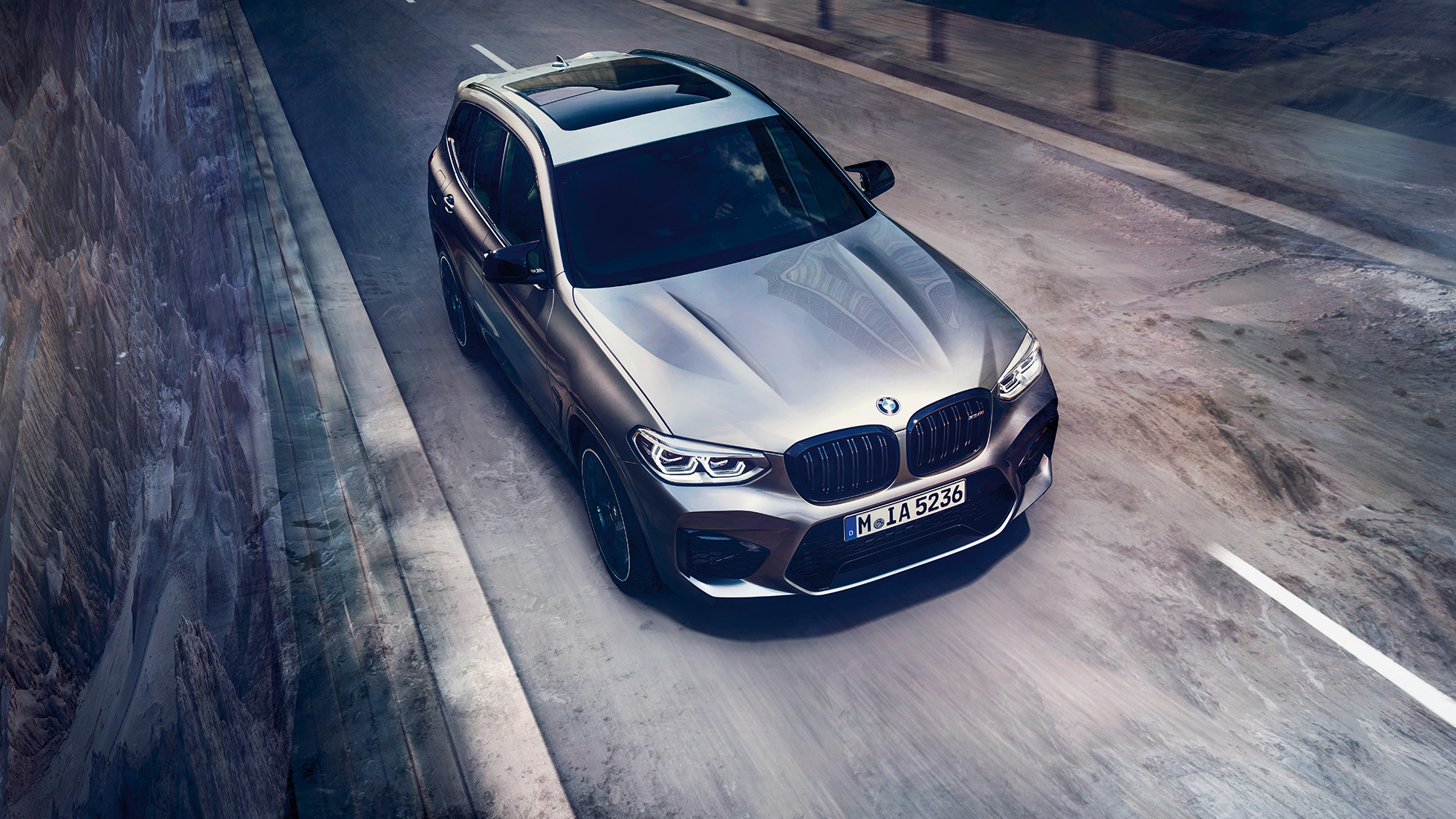 BMW X3 M Competition с высоты птичьего полета. BMW X3 M Competition в Donington Grey металлик, экстерьер, с высоты птичьего полета спереди.