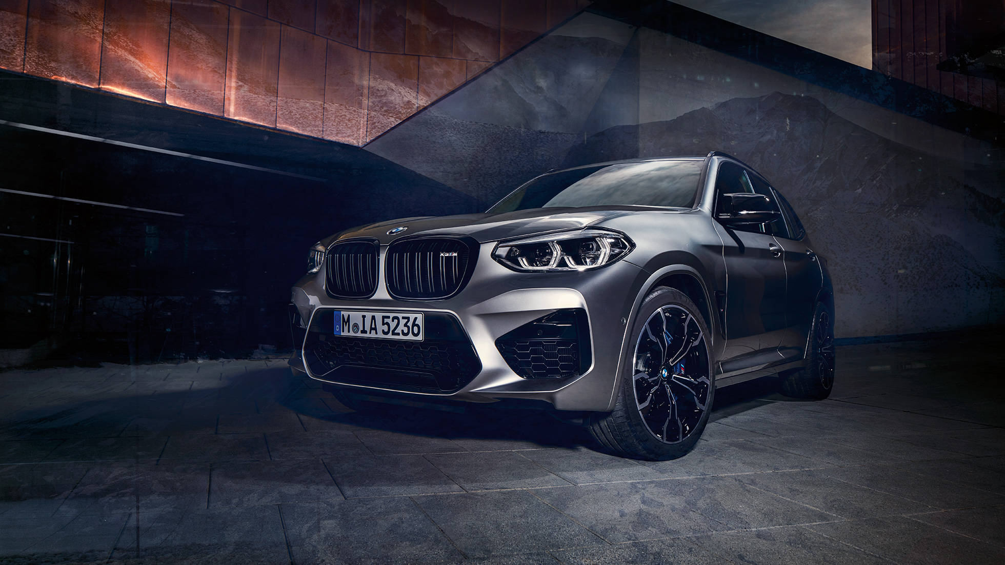 BMW X3 M Competition вид спереди с поворотом в три четверти. BMW X3 M Competition в Donington Grey металлик, экстерьер, вид спереди с поворотом в три четверти.