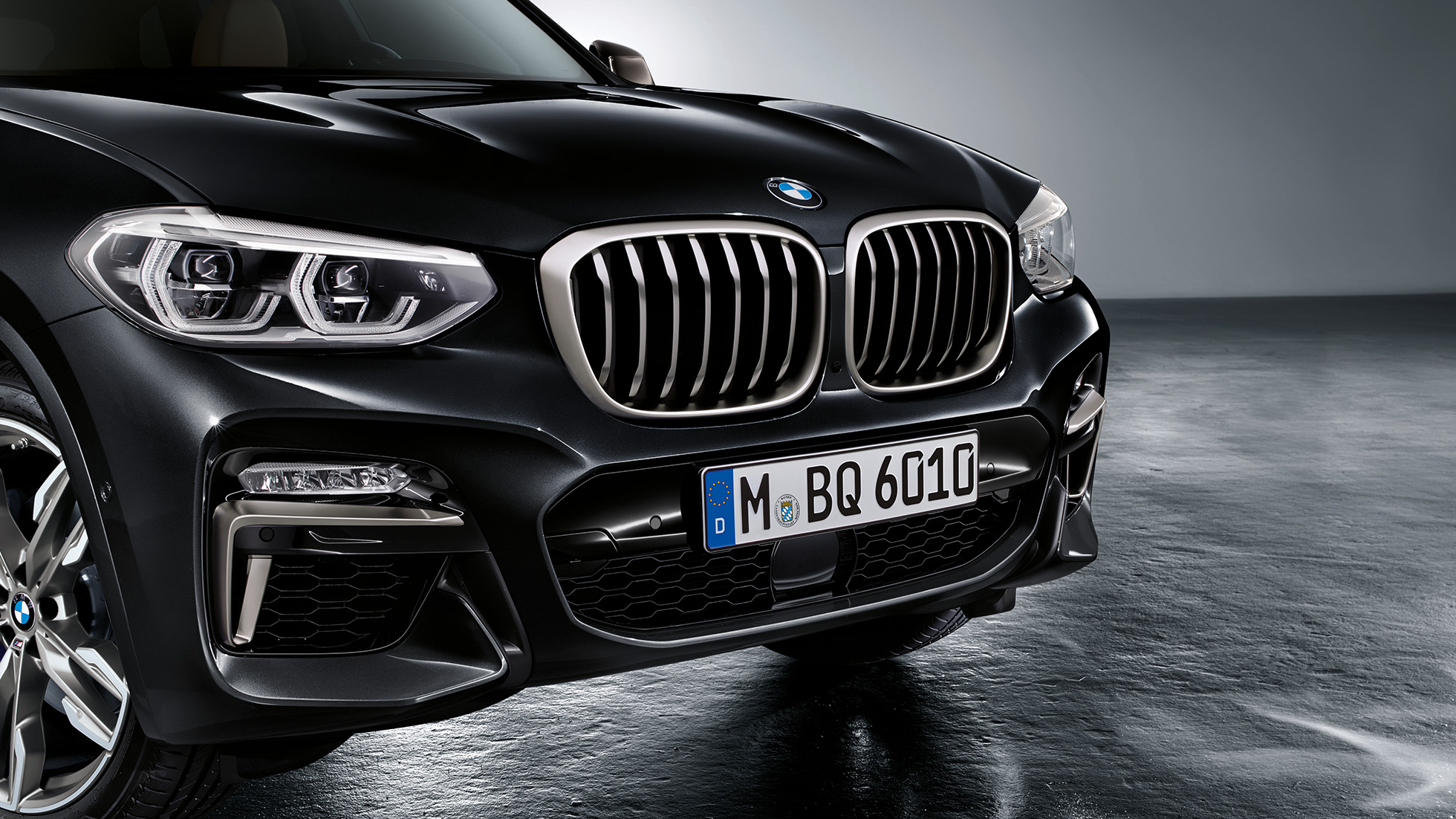 BMW X3 M40i и BMW X3 M40d, передняя часть. BMW X3 M40i и BMW X3 M40d в Black Sapphire металлик, экстерьер, передняя часть с элементами дизайна в цвете Cerium Grey.