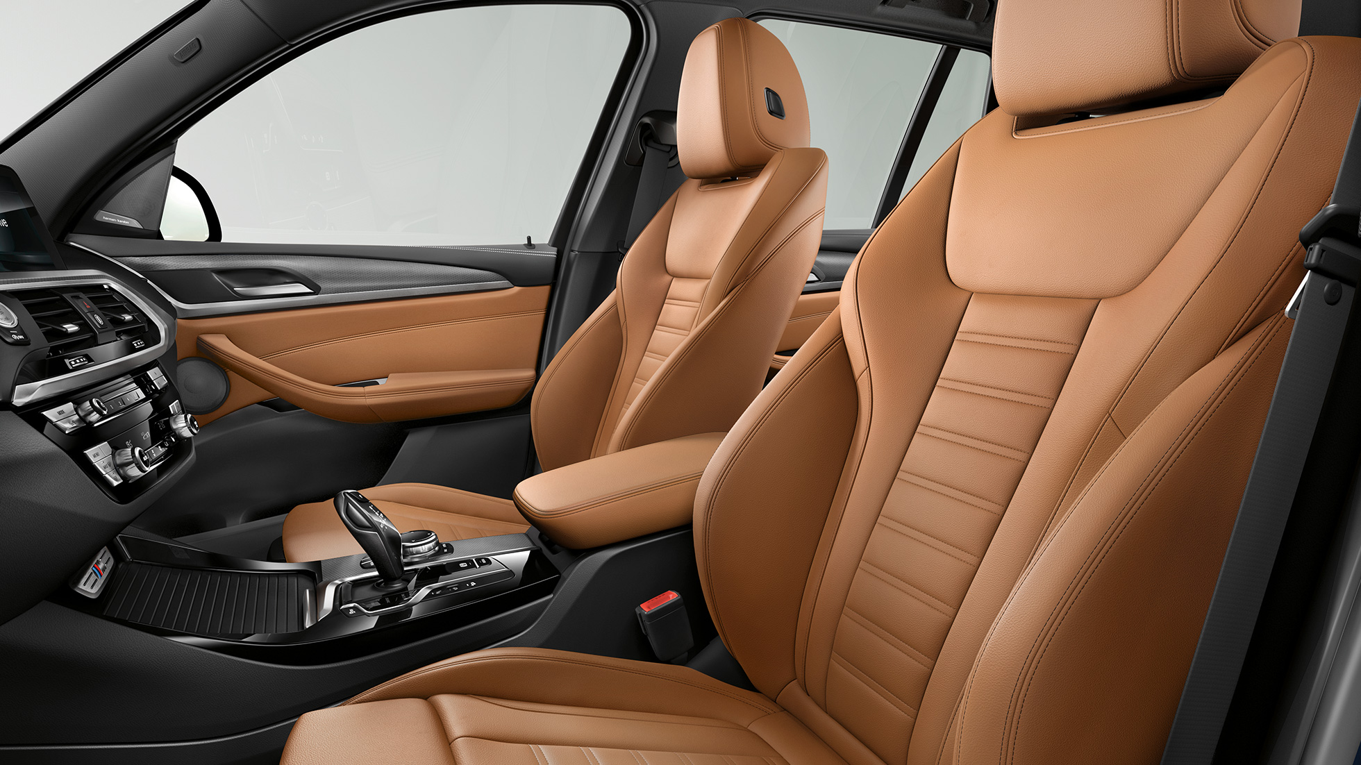 BMW X3 M40i и BMW X3 M40d, интерьер. BMW X3 M40i и BMW X3 M40d, спортивный и удобный салон со спортивными сиденьями.