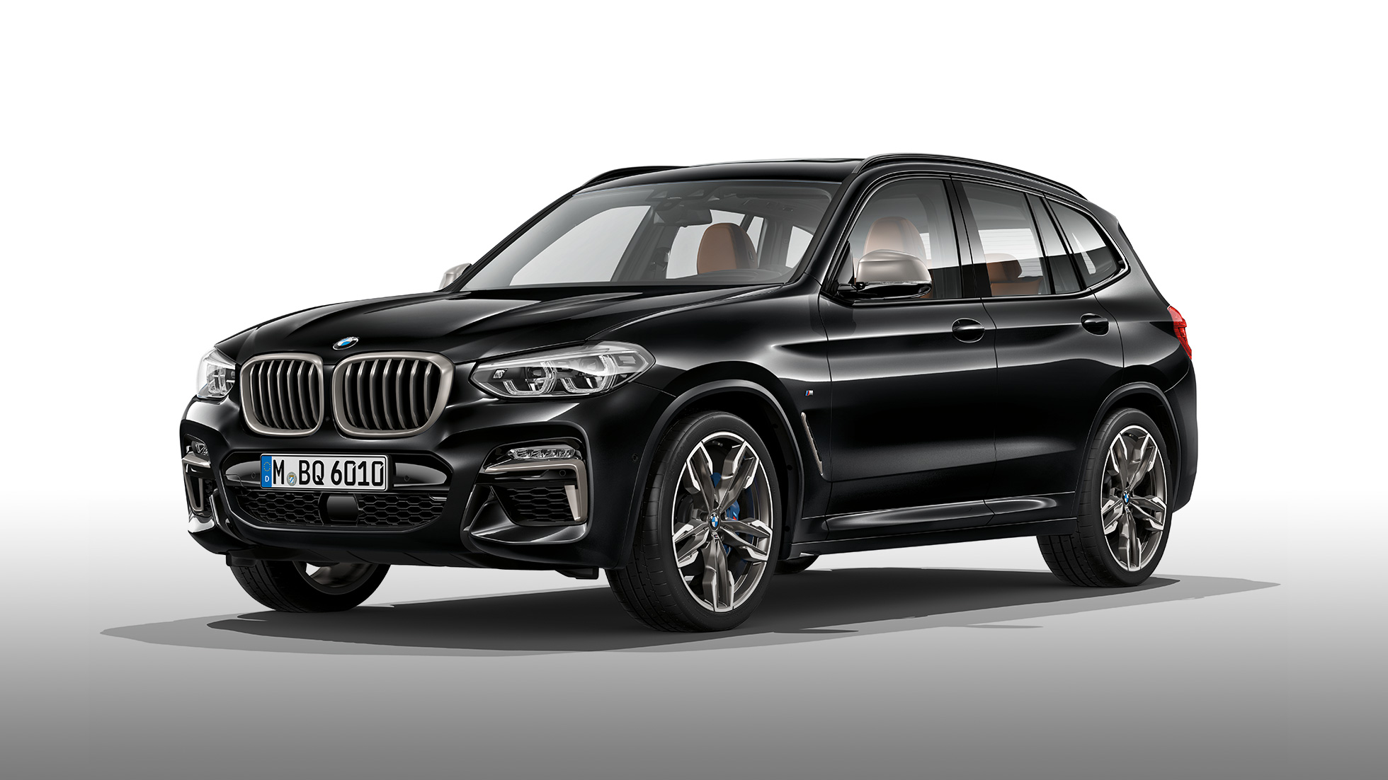 BMW X3 M40i и BMW X3 M40d, вид сбоку. BMW X3 M40i и BMW X3 M40d в Black Sapphire металлик, экстерьер, вид сбоку.