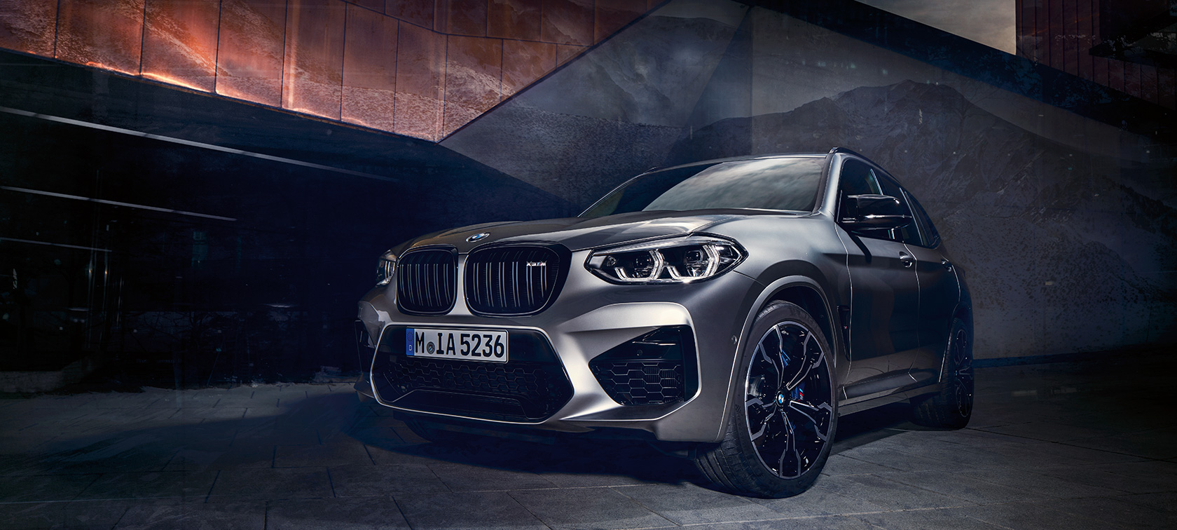 BMW X3 M Competition в Donington Grey металлик, экстерьер, вид спереди с поворотом в три четверти.
