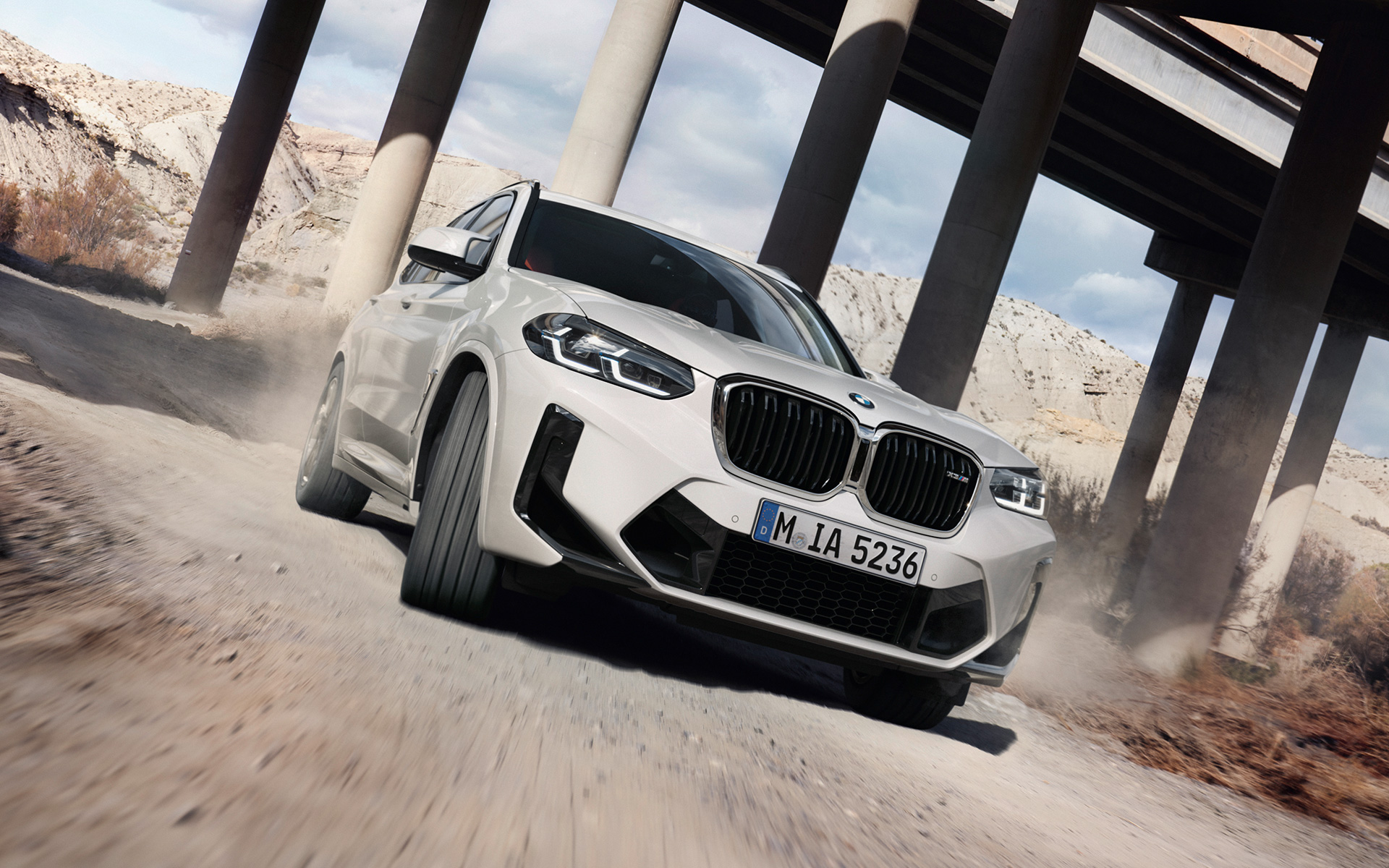 BMW X3 M F97 LCI Facelift 2021 в цвете Alpine White, вид спереди в три четверти на повороте
