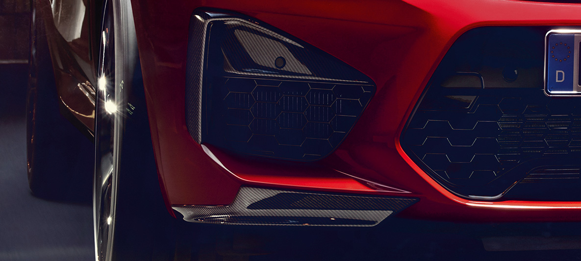 BMW X4 M Сompetition, боковые элементы спойлера и аэроблэйды из карбона. BMW X4 M Сompetition в Toronto Red металлик, экстерьер, пакет экстерьера M Carbon, боковые элементы спойлера и аэроблэйды из карбона.