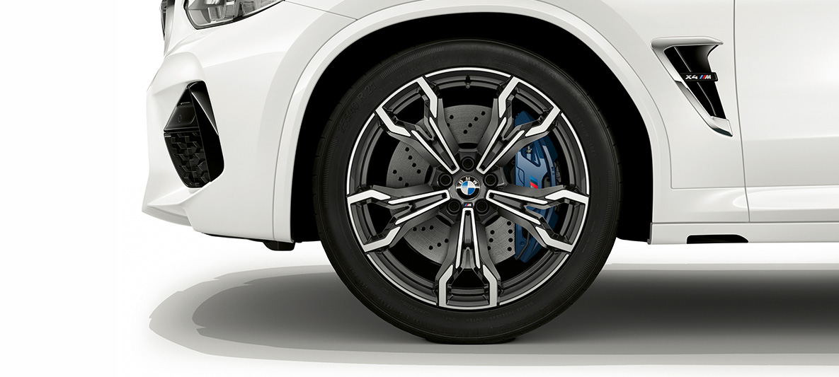 BMW X4 M, 21-дюймовые легкосплавные диски M в цвете Orbit Grey. BMW X4 M в Alpine White, экстерьер, 21-дюймовые легкосплавные диски в Orbit Grey.