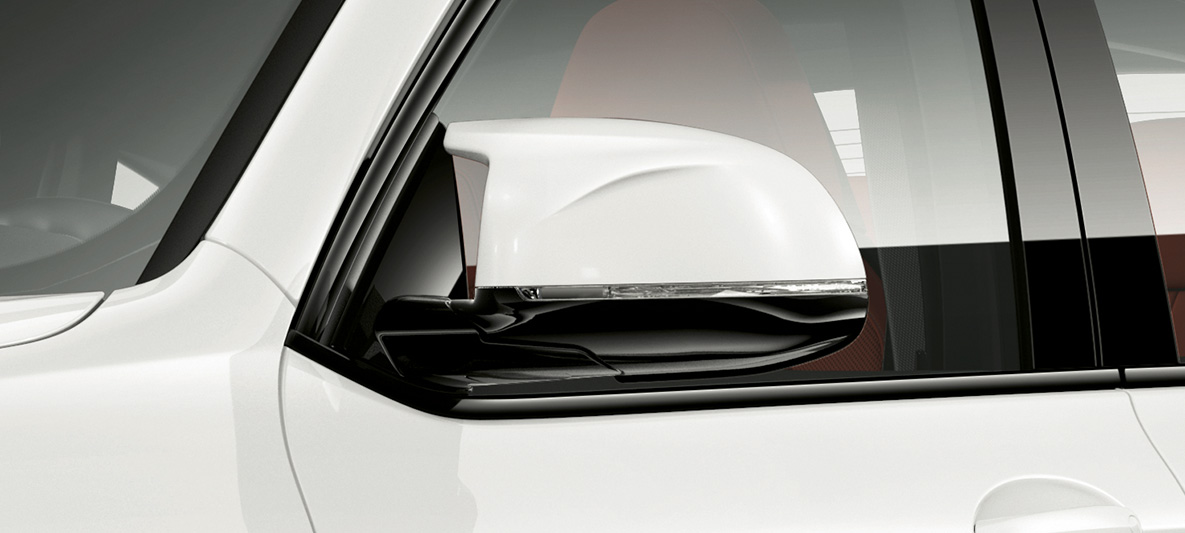 BMW X4 М, зеркала заднего вида в цвет кузова. BMW X4 M в Alpine White, экстерьер, зеркала заднего вида в цвет кузова.