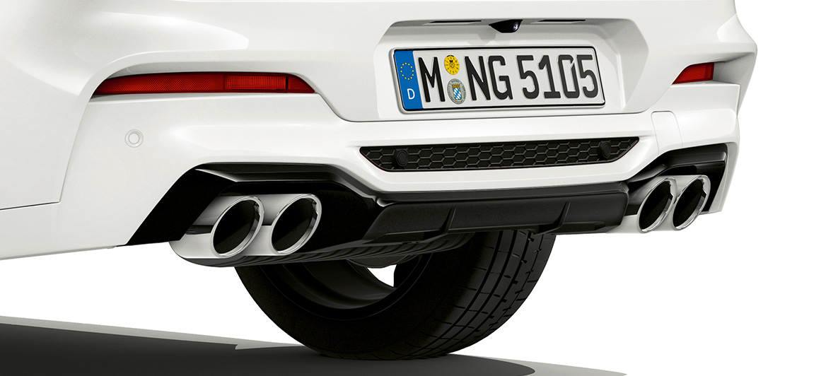 BMW X4 M, задняя часть с хромированными выхлопными трубами. BMW X4 M в Alpine White, экстерьер, задняя часть с хромированными выхлопными трубами.
