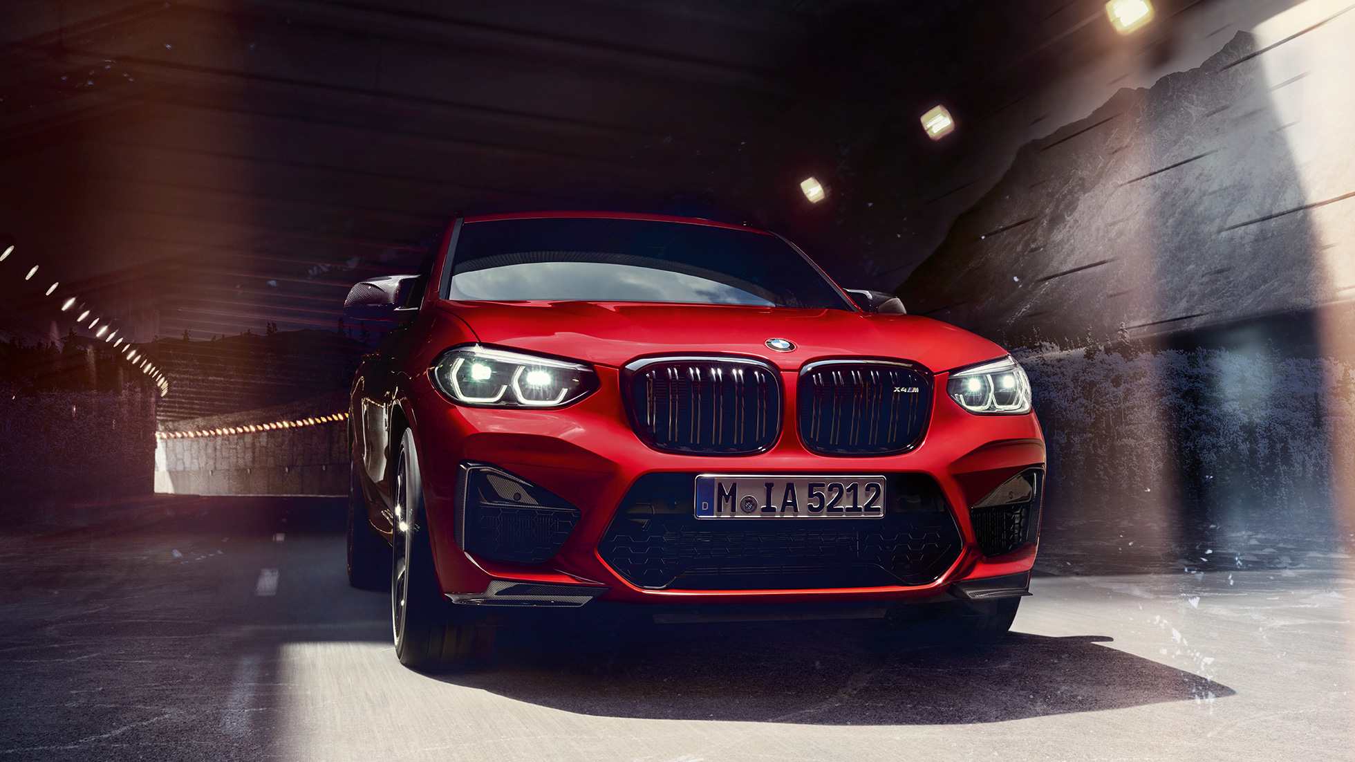 BMW X4 M Competition, вид спереди. BMW X4 M Competition в Toronto Red металлик, экстерьер, вид спереди.