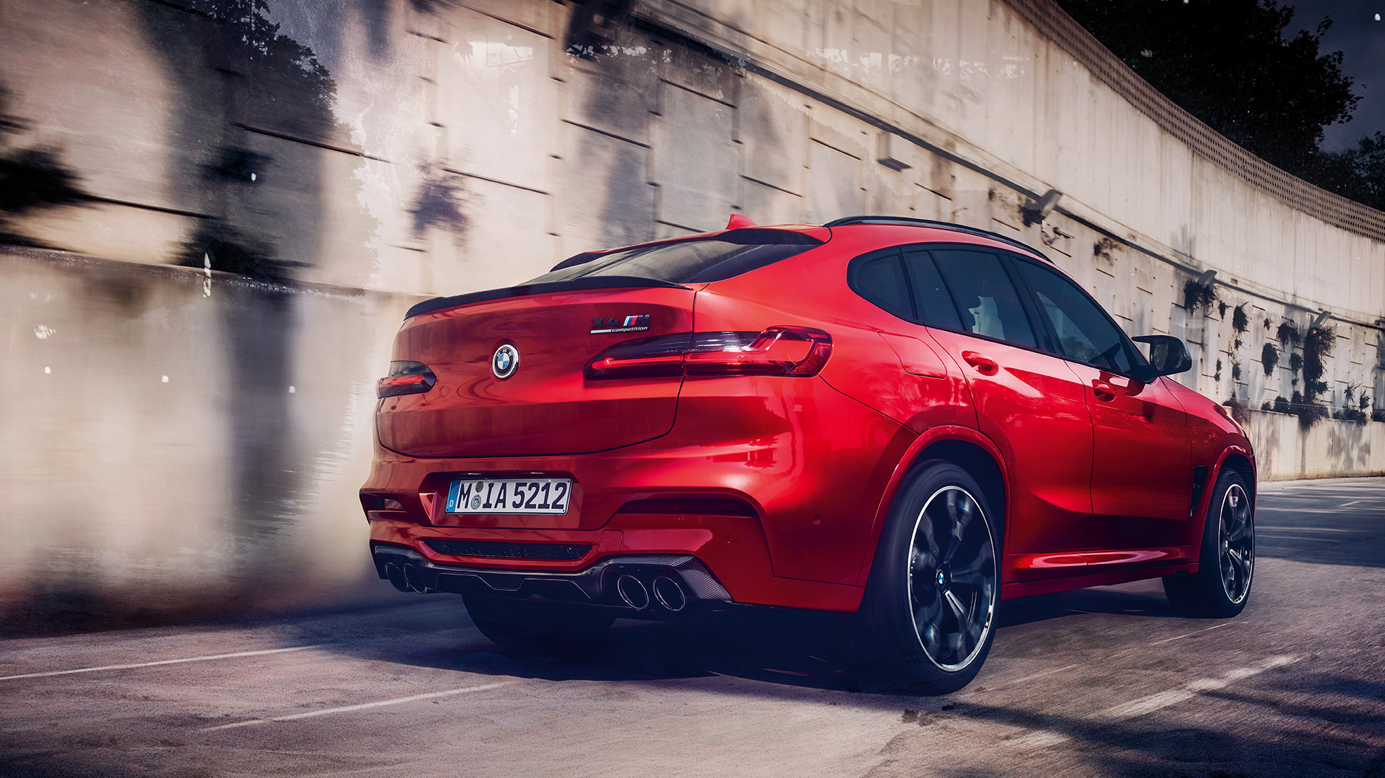 BMW X4 M Competition, зеркала заднего вида из карбона. BMW X4 M Competition в Toronto Red металлик, экстерьер, пакет экстерьера M Carbon, зеркала заднего вида из карбона.
