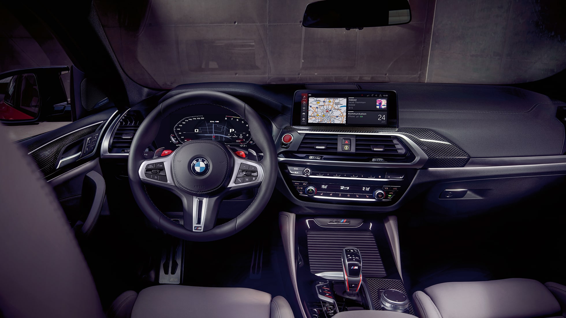 BMW X4 M Competition, эксклюзивная кабина. BMW X4 M Competition, салон, эксклюзивная кабина с сиденьями M Sport и кожаным рулевым колесом M.