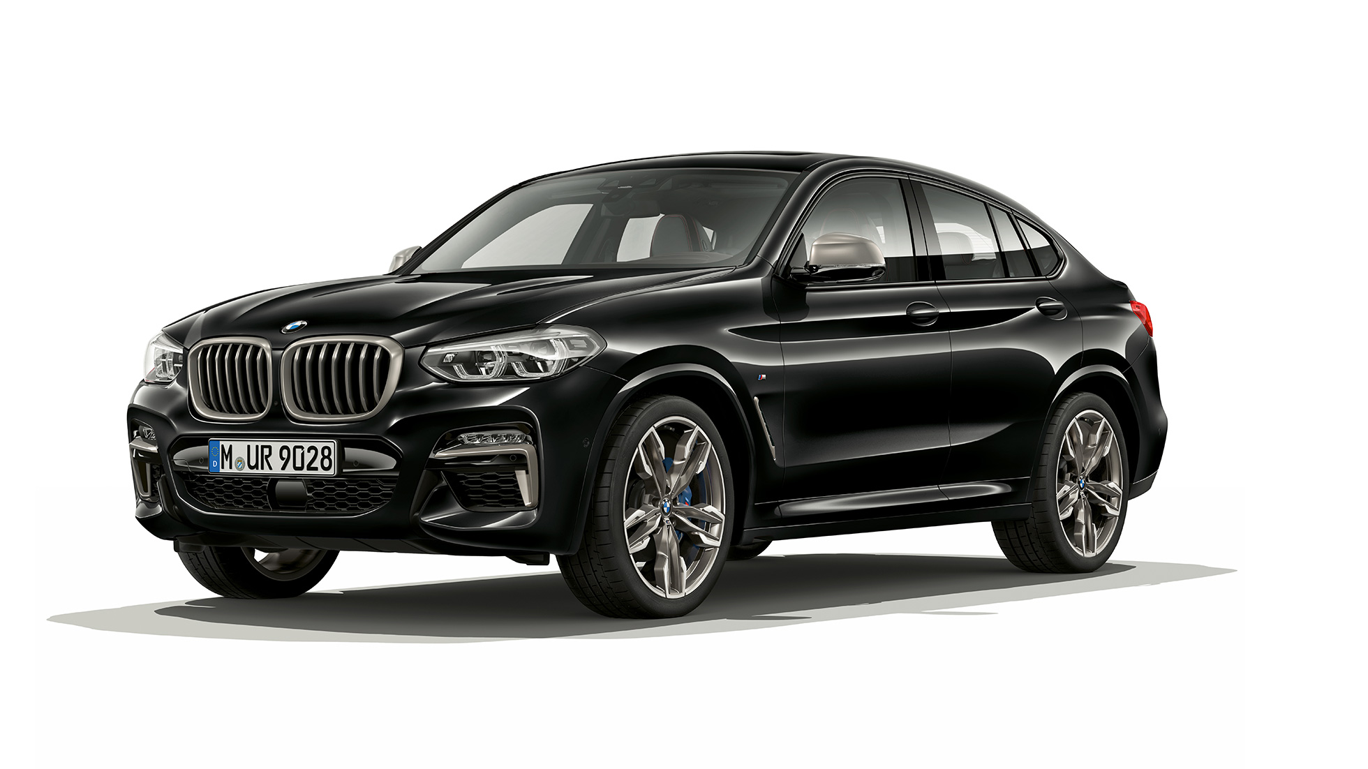 BMW X4 M40i и BMW X4 M40d, вид спереди с поворотом в три четверти. BMW X4 M40i и BMW X4 M40d в Black Sapphire металлик, экстерьер, вид спереди с поворотом в три четверти, правая сторона.