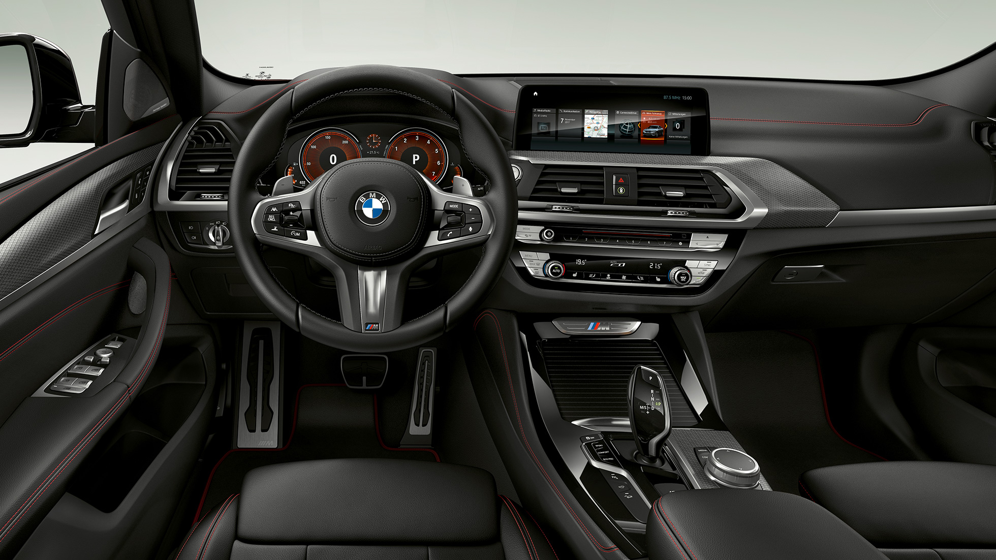 BMW X4 M40i и BMW X4 M40d, кабина. BMW X4 M40i и BMW X4 M40d, салон, кабина с кожаным рулевым колесом M и сидениями M Sport.