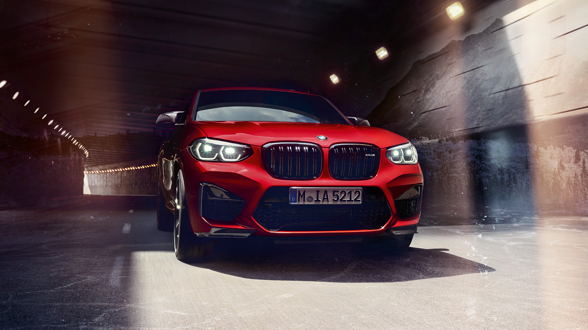 BMW X4 M Competition, вид спереди с поворотом в три четверти. BMW X4 M Competition в Toronto Red металлик, экстерьер, вид спереди с поворотом в три четверти.