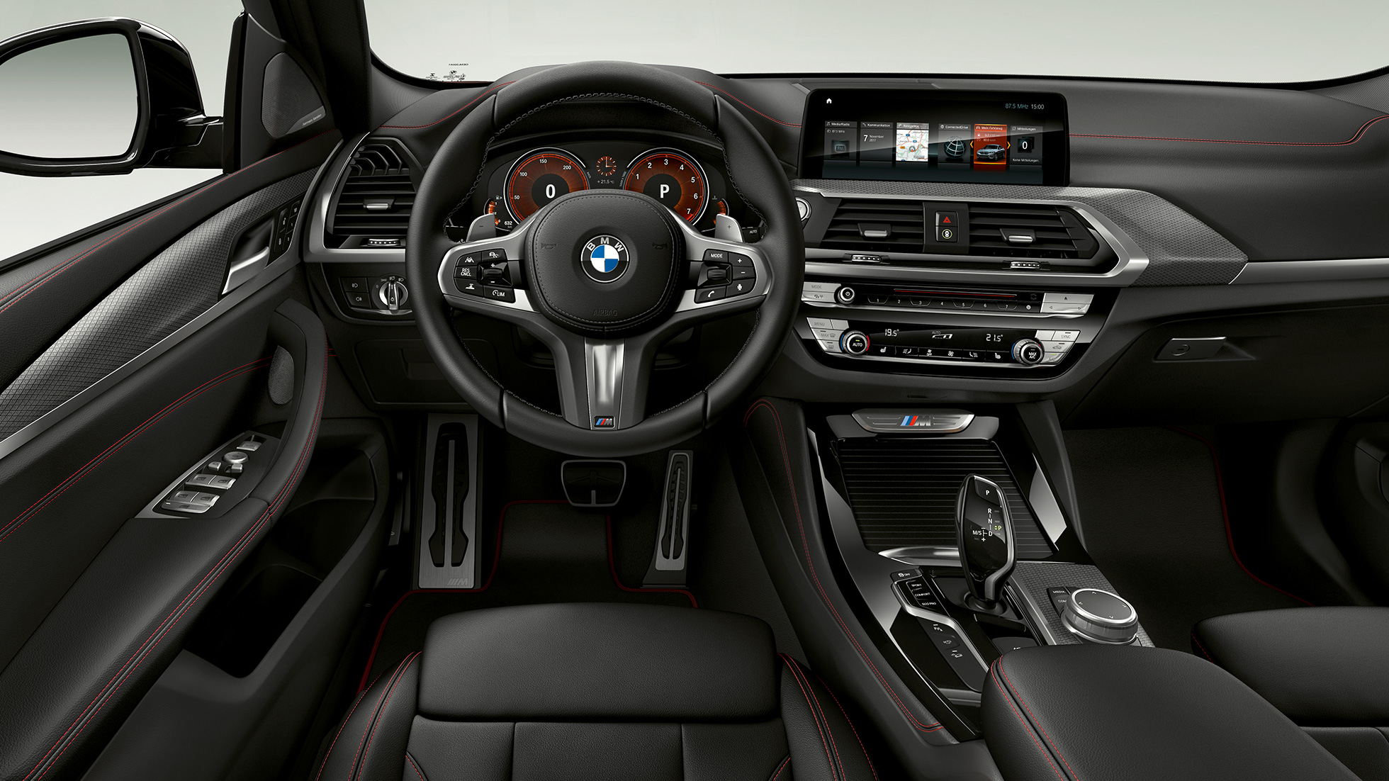 BMW X4 M40i и BMW X4 M40d, кабина. BMW X4 M40i и BMW X4 M40d, салон, кабина со спортивными сиденьями и кожаным рулевым колесом М.