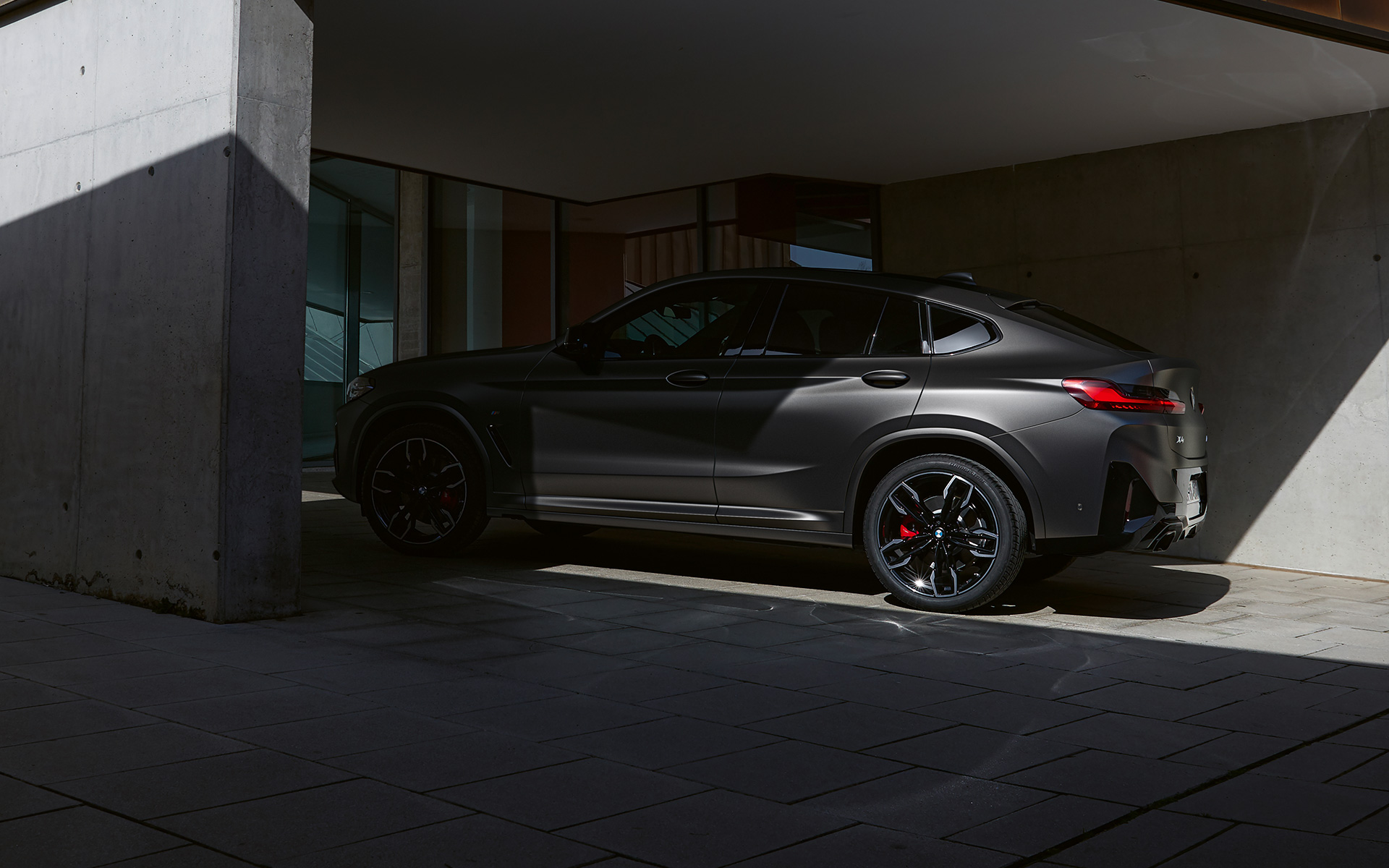 BMW X4 M40i G02 LCI 2021 Facelift, вид сбоку, половина в тени, перед входом в дом