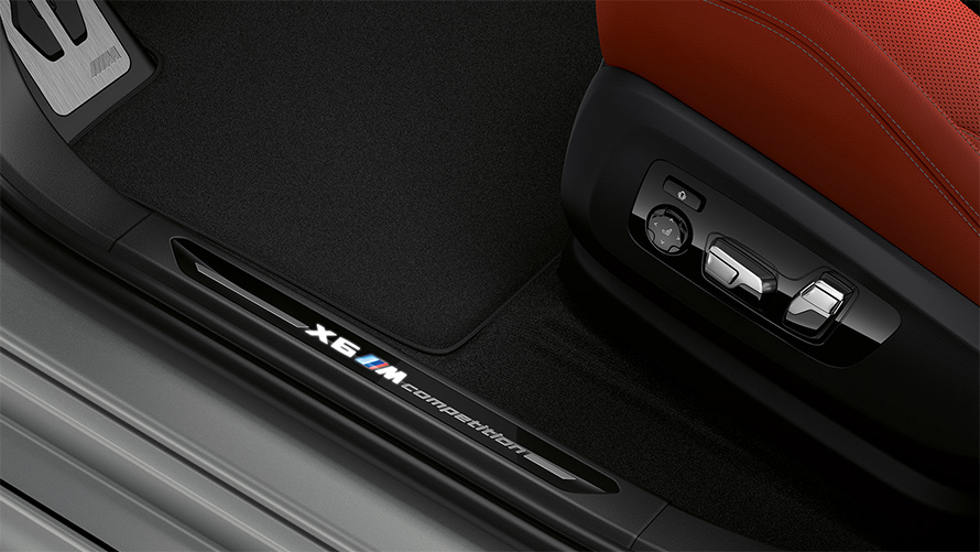 BMW X6 M Competition F96, 2023, подсвечиваемые декоративные накладки на пороги