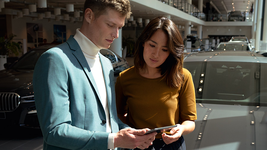 Работник BMW консультирует клиента