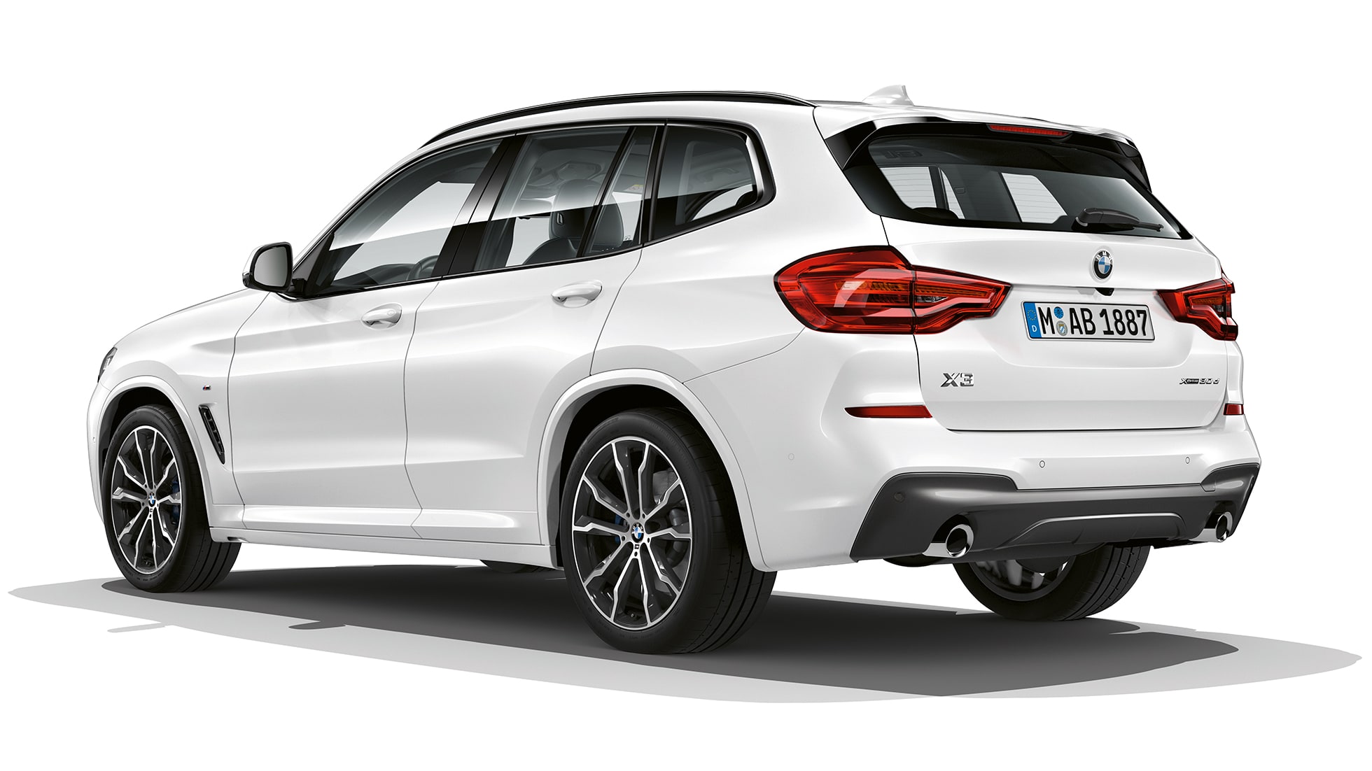 BMW X3 M40i, модель M Sport, снимок сзади с поворотом в три четверти BMW X3 M40i, модель M Sport, снимок сзади с поворотом в три четверти