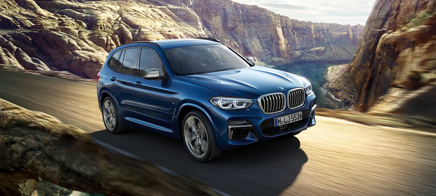 BMW X3 M40i, снимок за рулем перед каньоном BMW X3 M40i, снимок за рулем перед каньоном