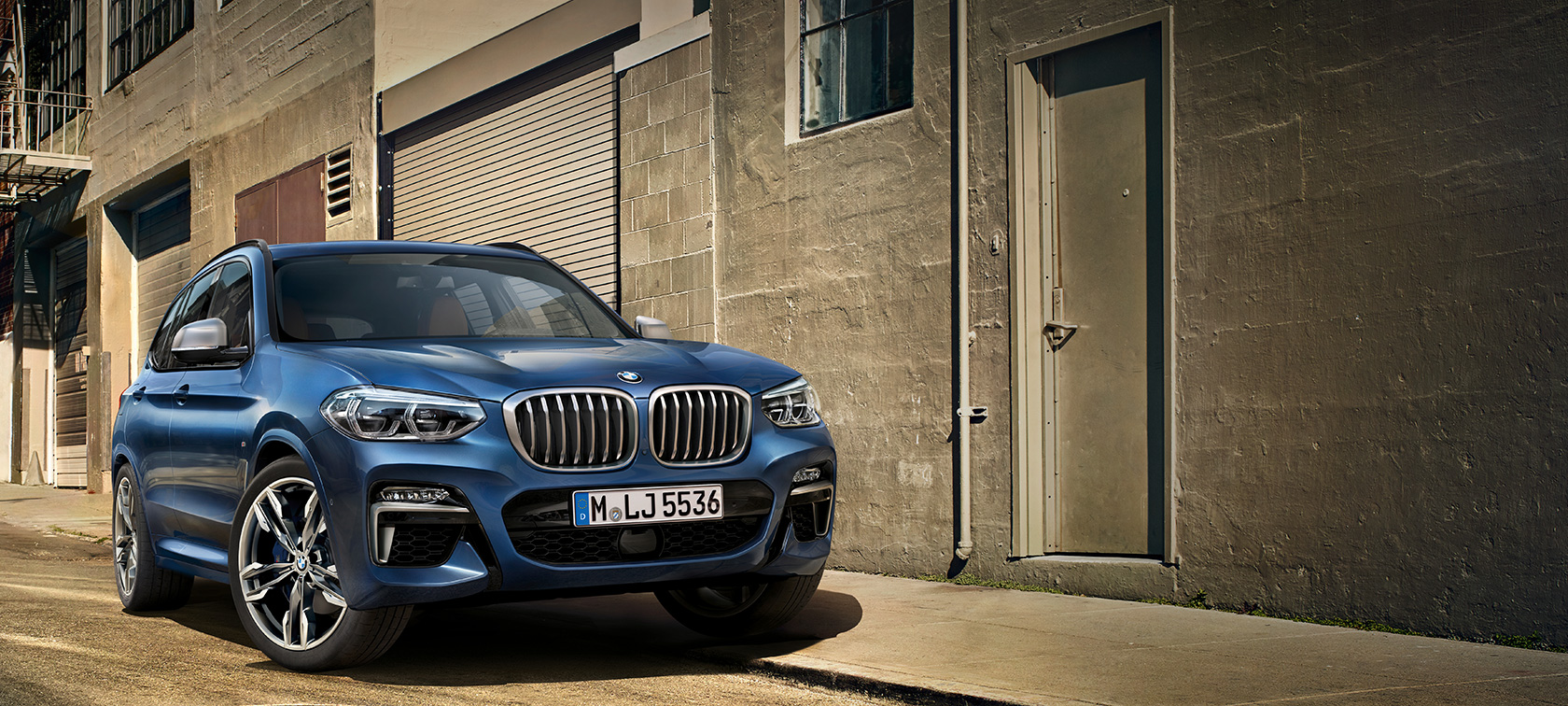 BMW X3 M40i, снимок перед стеной дома BMW X3 M40i, снимок перед стеной дома