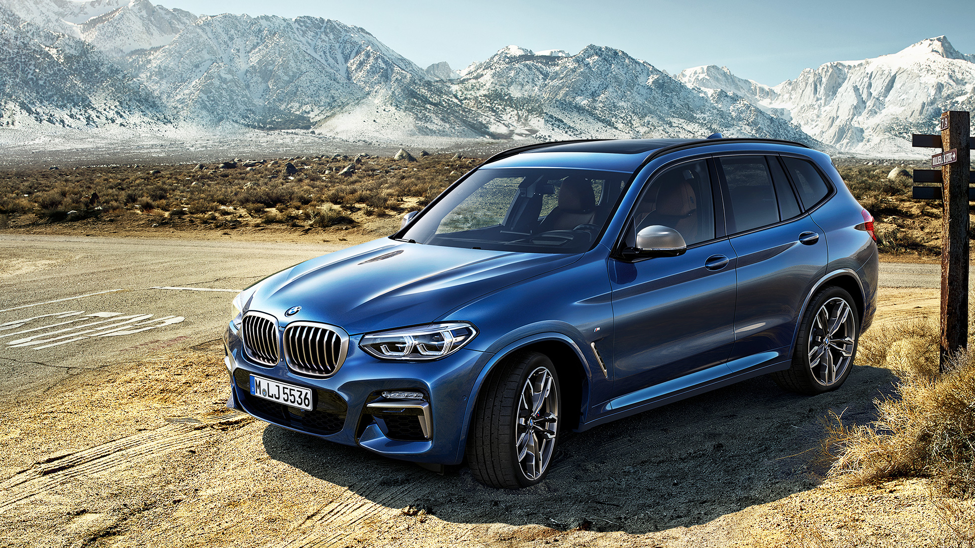BMW X3 M40i, передний снимок с поворотом в три четверти в горах BMW X3 M40i, передний снимок с поворотом в три четверти в горах