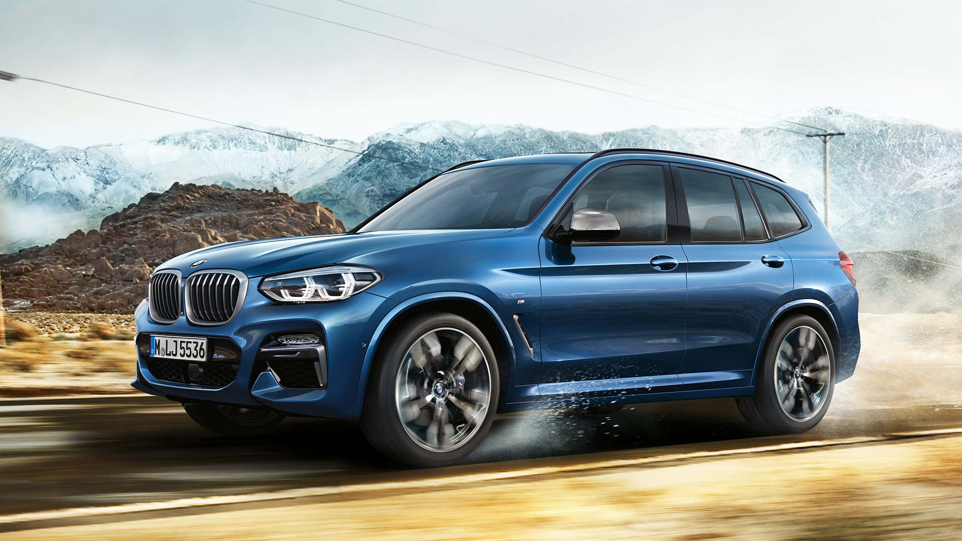 BMW X3 M40i, снимок переднего крыла перед горой BMW X3 M40i, снимок переднего крыла перед горой