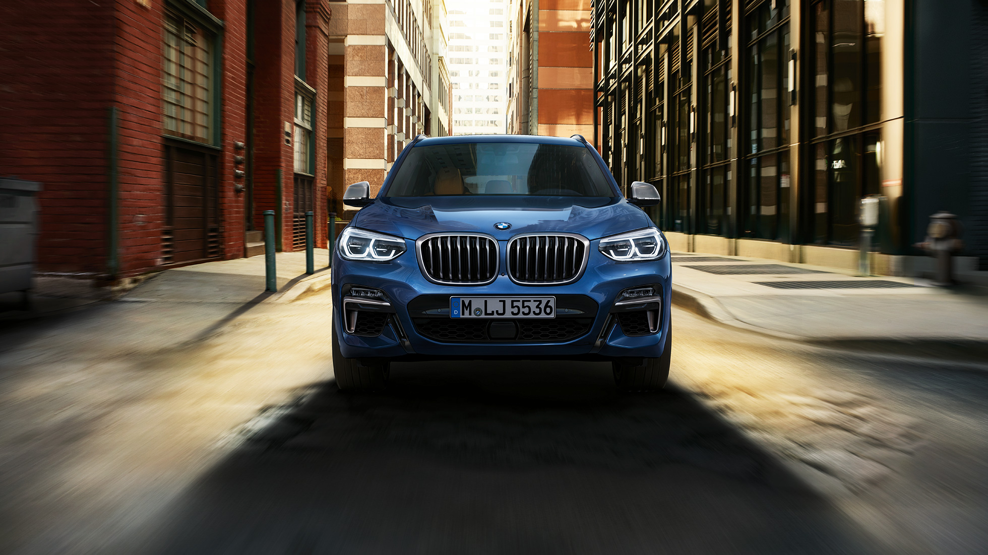 BMW X3 M40i, передний снимок перед городским пейзажем BMW X3 M40i, передний снимок перед городским пейзажем