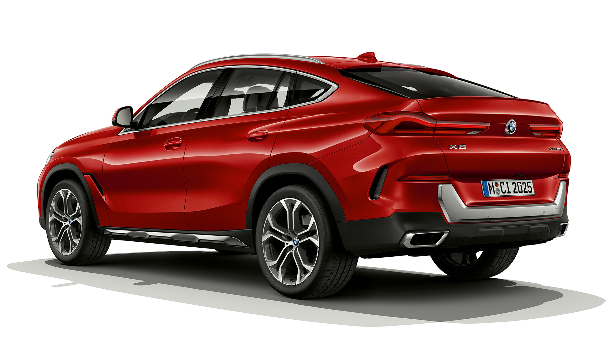 BMW X6 с BMW xLine, вид сзади. BMW X6 с BMW xLine, вид сзади с поворотом в три четверти.