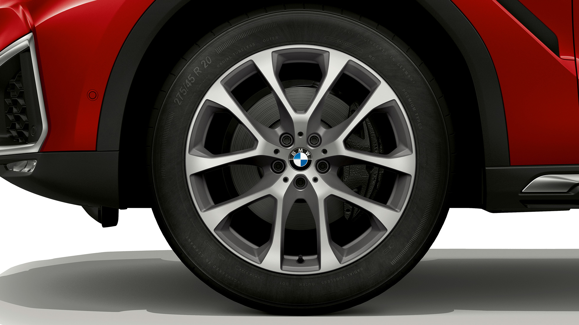 BMW X6 с BMW xLine, легкосплавные диски. BMW X6 с BMW xLine с акцентом на легкосплавные диски.