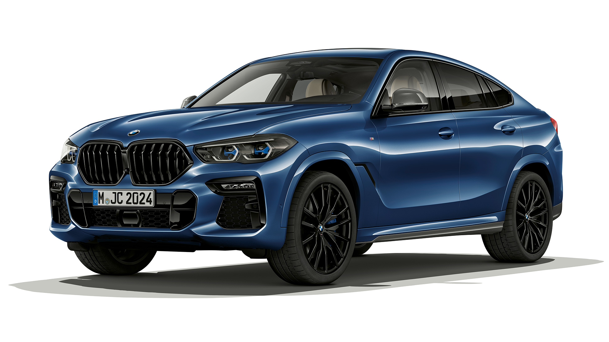 BMW X6 с пакетом M Sport, экстерьер. BMW X6 с пакетом M Sport, вид спереди с поворотом в три четверти.
