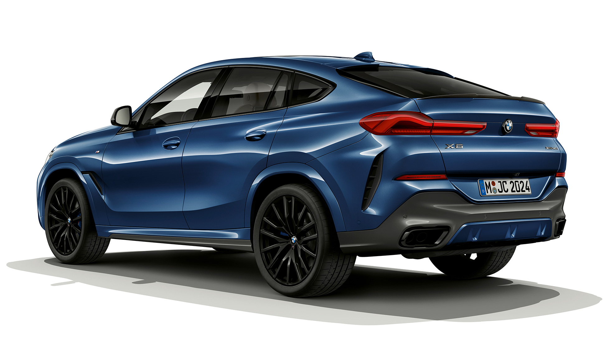 BMW X6 с пакетом M Sport, вид сзади. BMW X6 с пакетом M Sport, вид сзади с поворотом в три четверти.