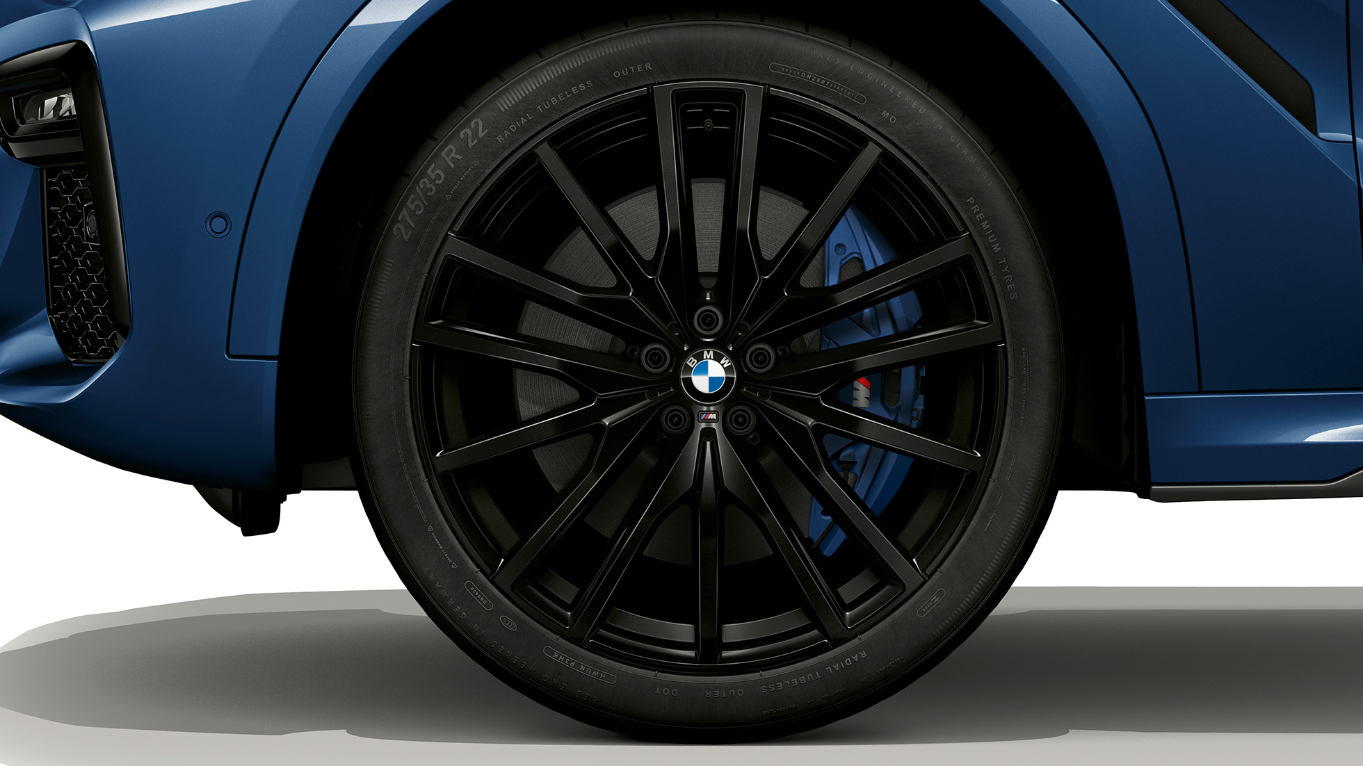BMW X6 с пакетом M Sport, легкосплавные диски. BMW X6 с пакетом M Sport с акцентом на легкосплавные диски.