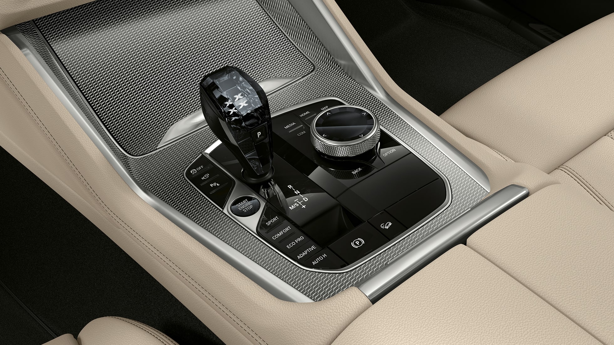 BMW X6 с пакетом M Sport, центральная консоль. Салон BMW X6 с пакетом M Sport с акцентом на центральную консоль.