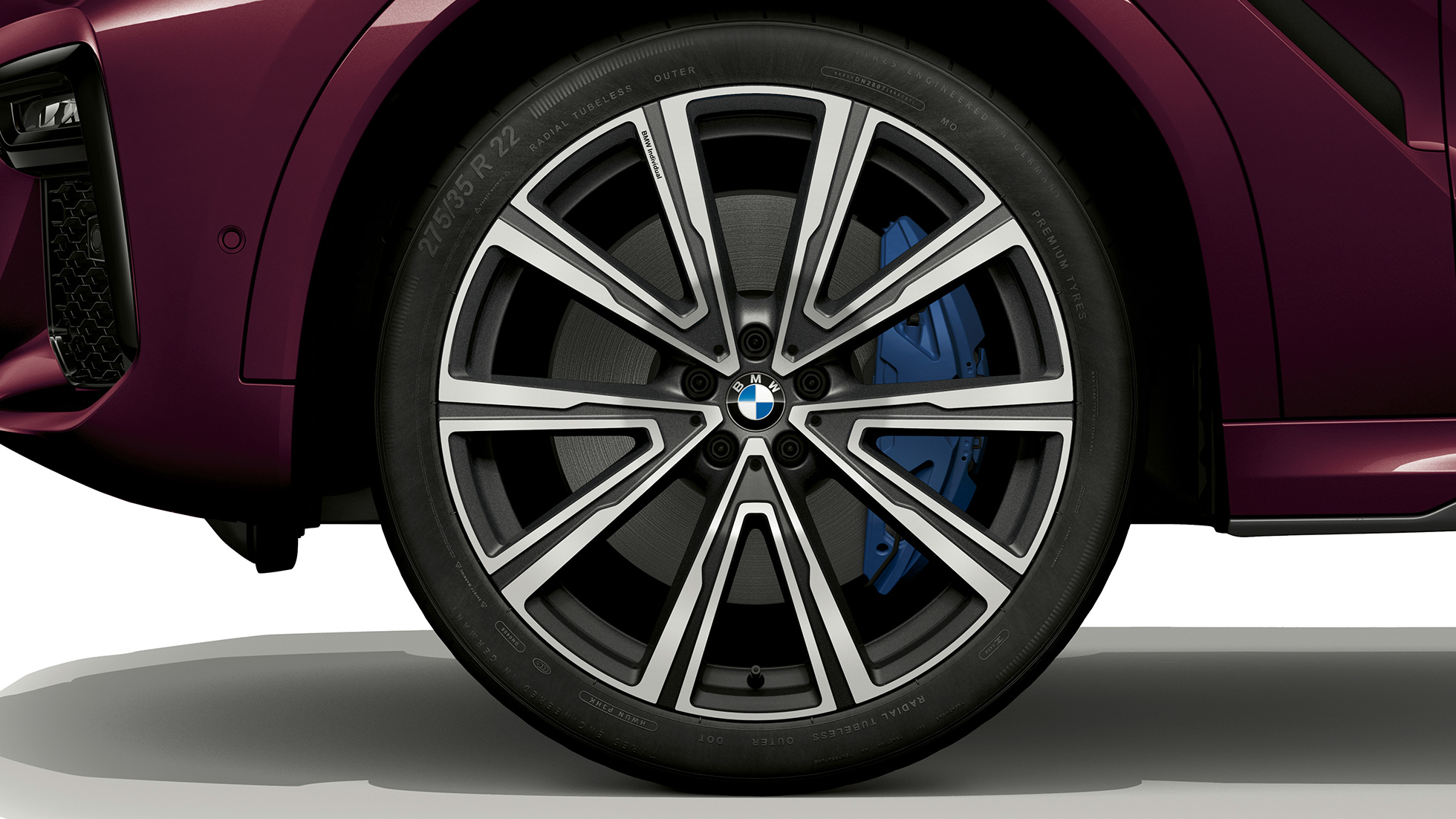 BMW X6 с BMW Individual, легкосплавные диски. BMW X6 с BMW Individual с акцентом на легкосплавные диски.