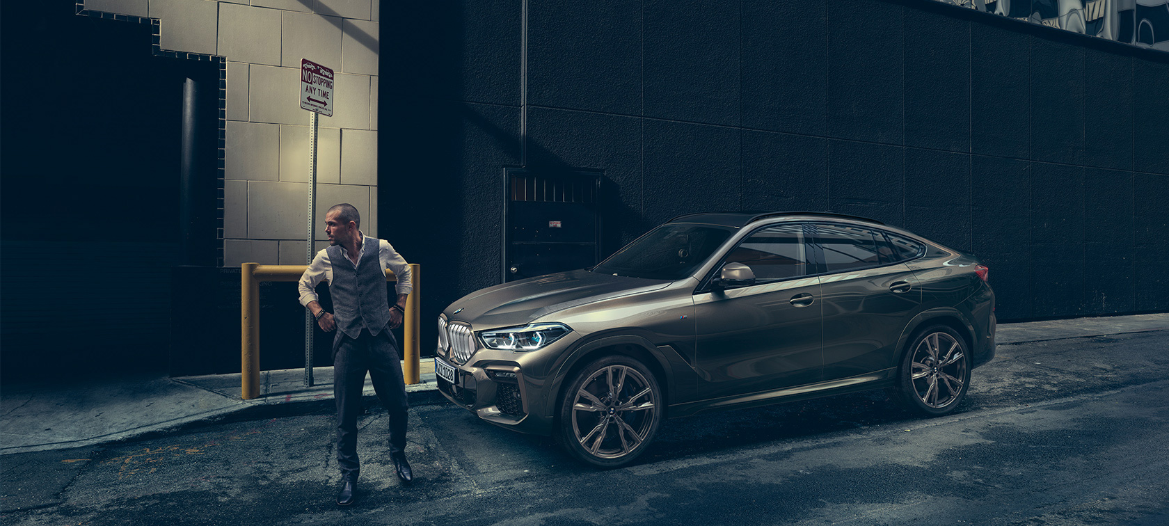 BMW X6. BMW X6, вид сбоку перед городской обстановкой.
