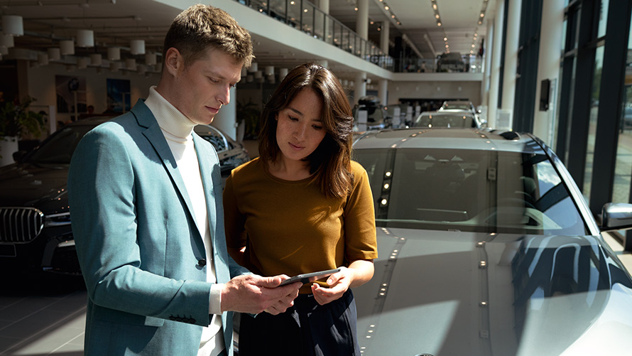 Сотрудник BMW консультирует клиента по BMW X6 G06 LCI