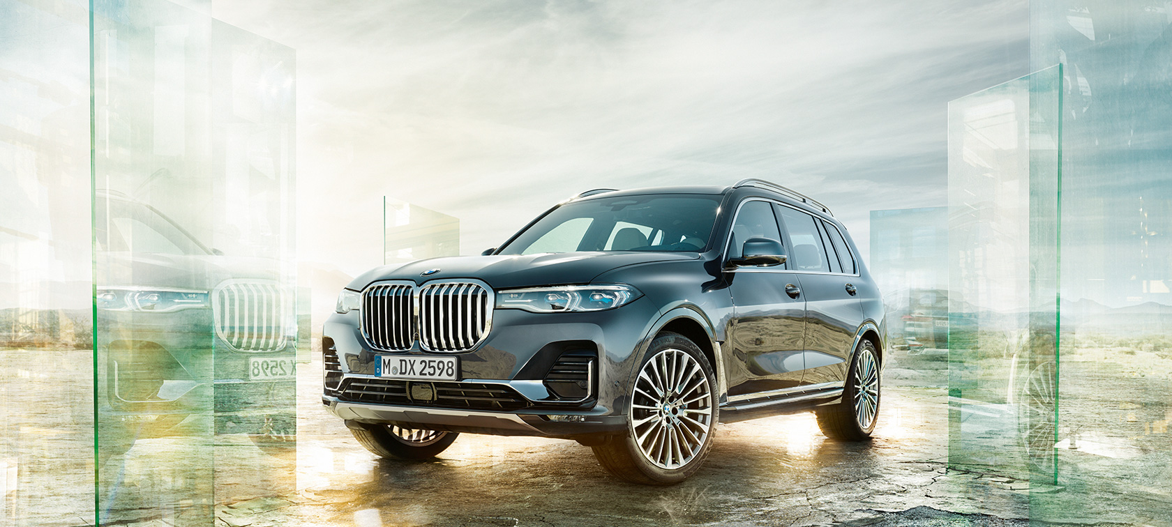 BMW X7, вид спереду три чверті BMW X7 в виді спереду три чверті на фоні пустелі