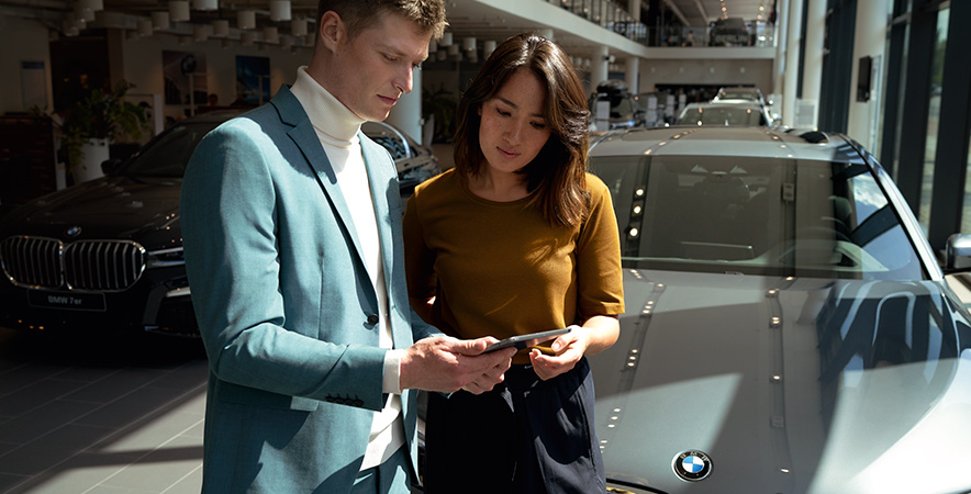 Сотрудник BMW консультирует клиента Сотрудник BMW консультирует клиента